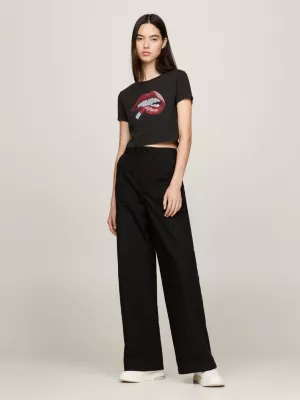 Camiseta cropped de malha lavada e modelagem slim.