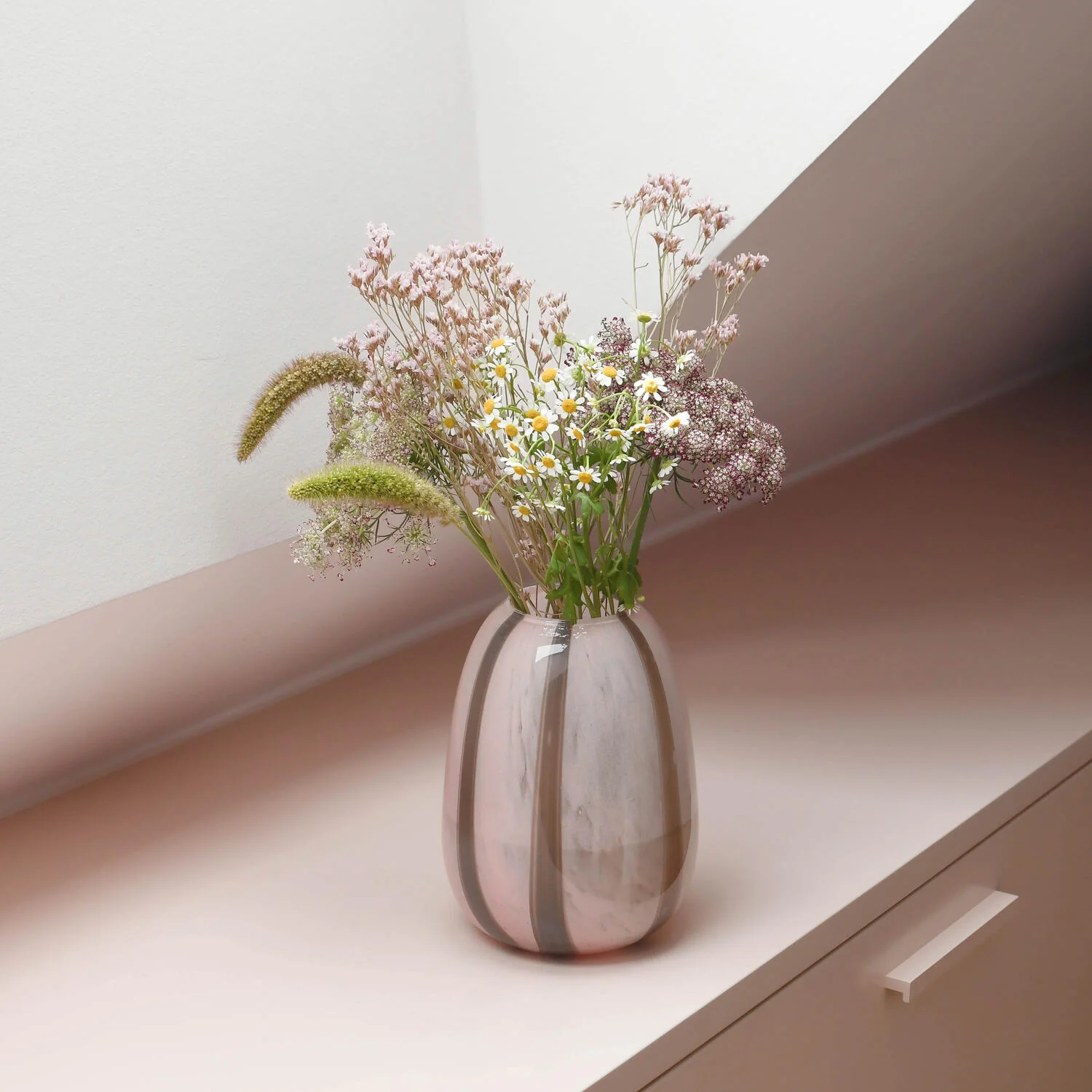 Bahne Interior  Organisk vase med striber, rosa/brun - H20 cm.