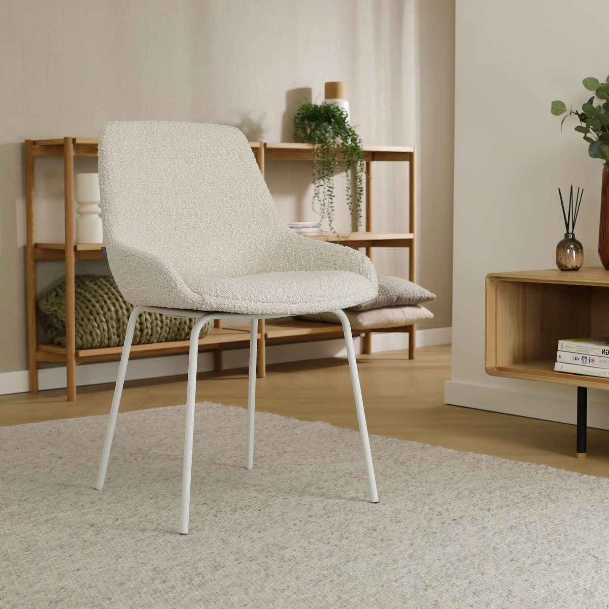 Eetkamerstoel Nora-Isa bouclé beige - wit onderstel