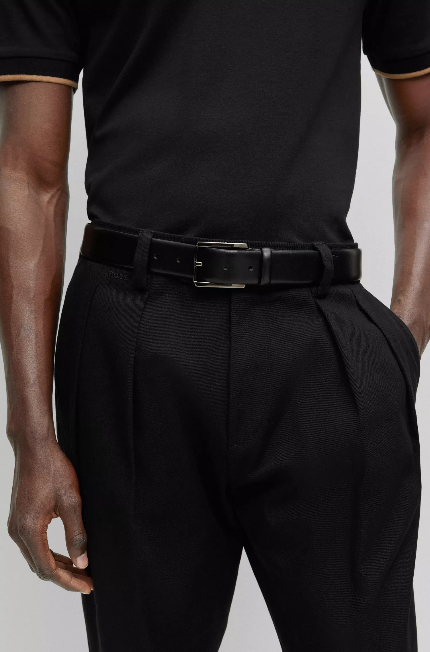 Cinto BOSS em couro italiano preto com fivela em tom de metal polido.