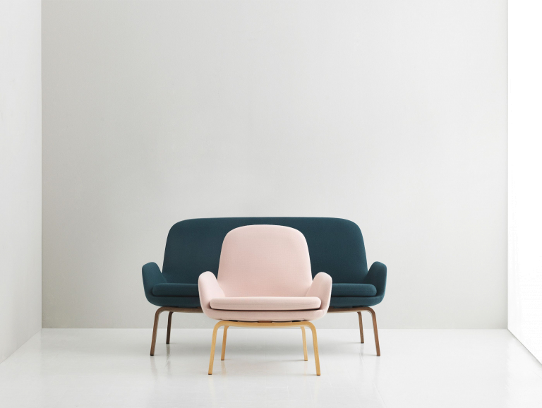 Normann Copenhagen Era Sofa bank met walnoten onderstel tango leather bruin