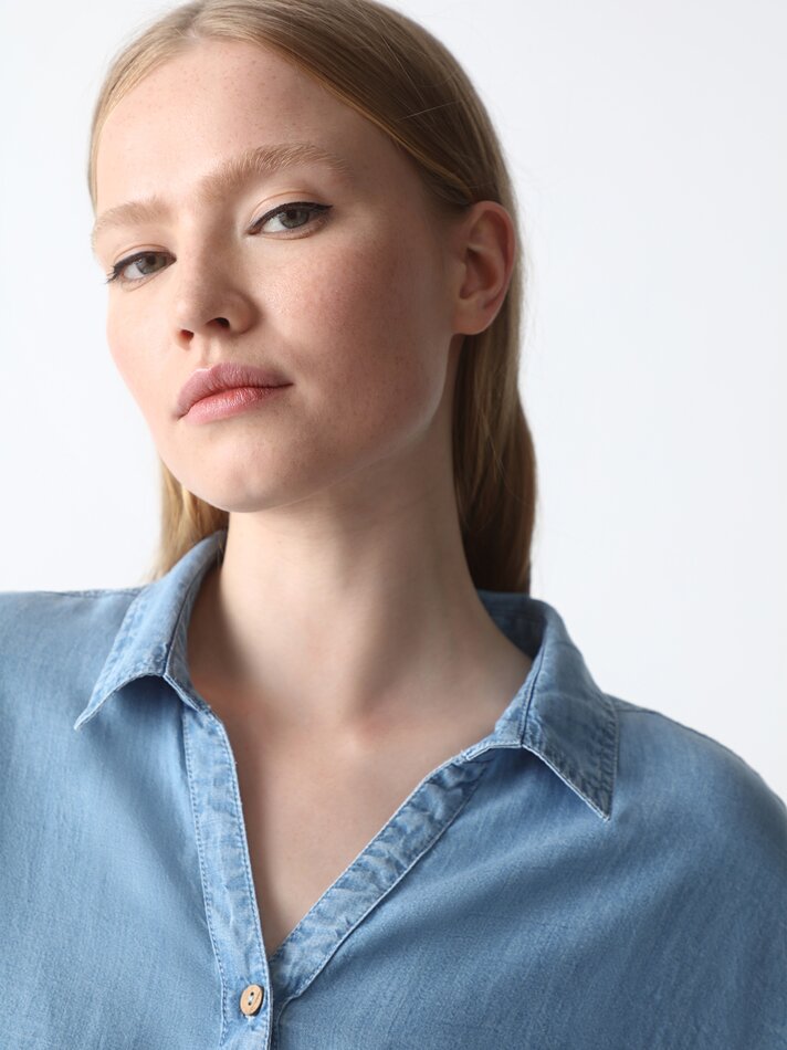 Camisa jeans cropped com nó - Azul índigo claro