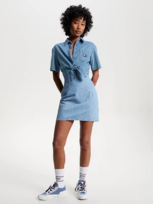 Camisa jeans cropped com bolsos aplicados
