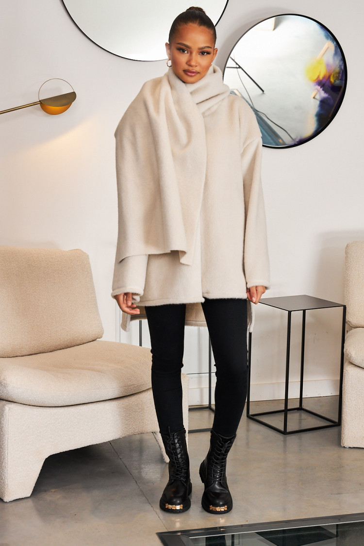 Veste texturée beige avec écharpe intégrée