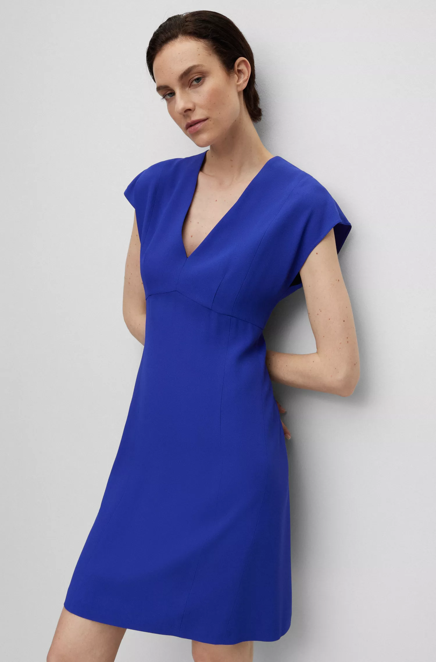 Vestido preto BOSS de corte justo com decote em V e mangas curtas.