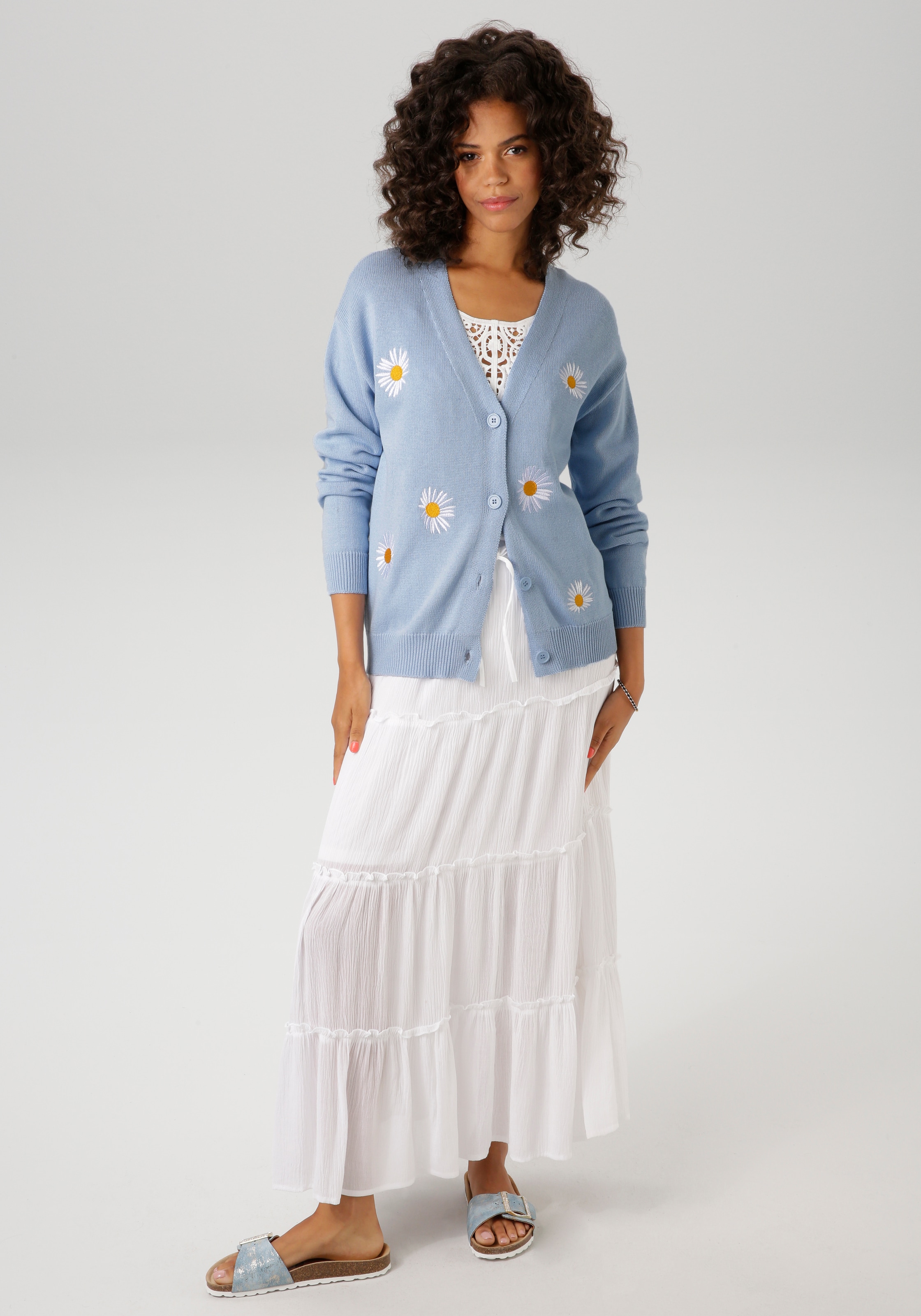 Aniston CASUAL Strickjacke , mit aufgestickten Margeriten verziert