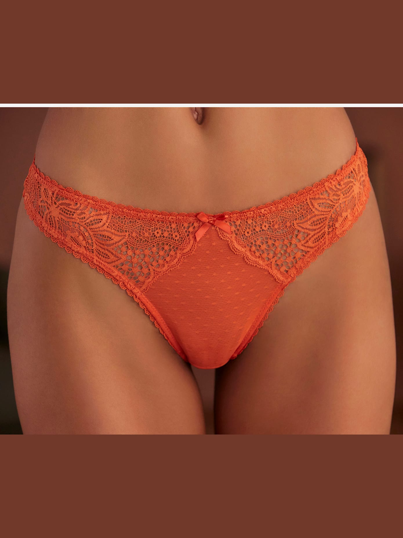 String féminin avec bordures en dentelle discrètes et nœud décoratif