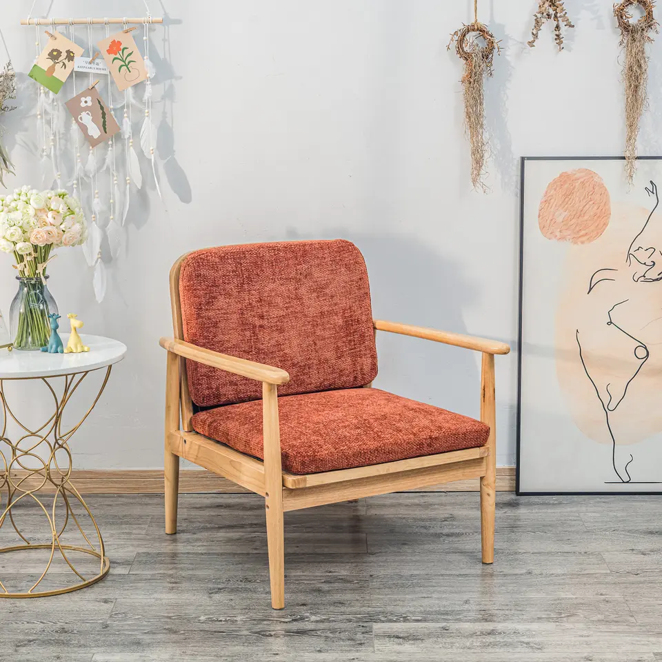 Fauteuil van massief hout en terracotta stof