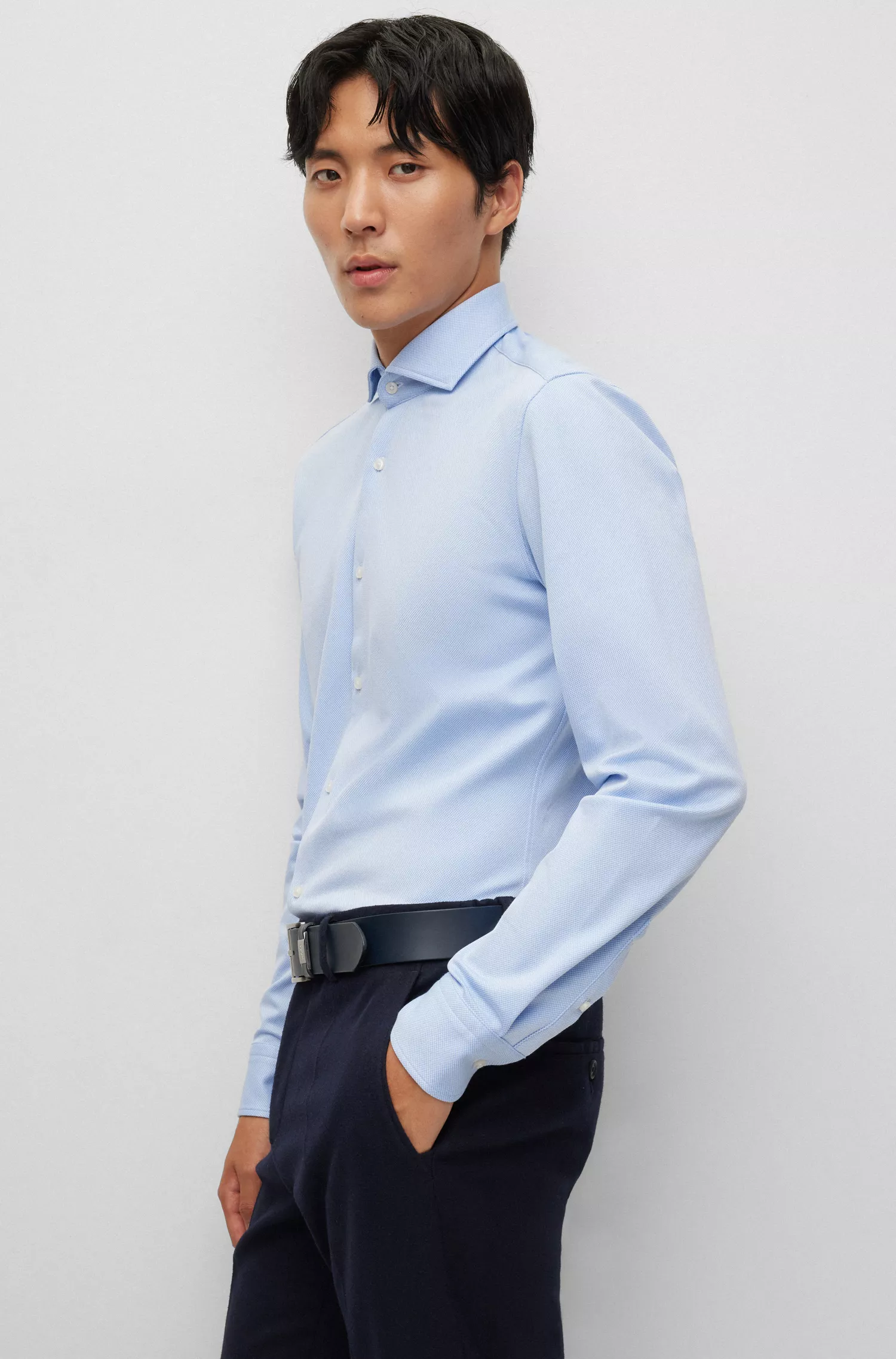 Camisa BOSS preta de corte slim em jérsei estruturado de alta performance com elasticidade.