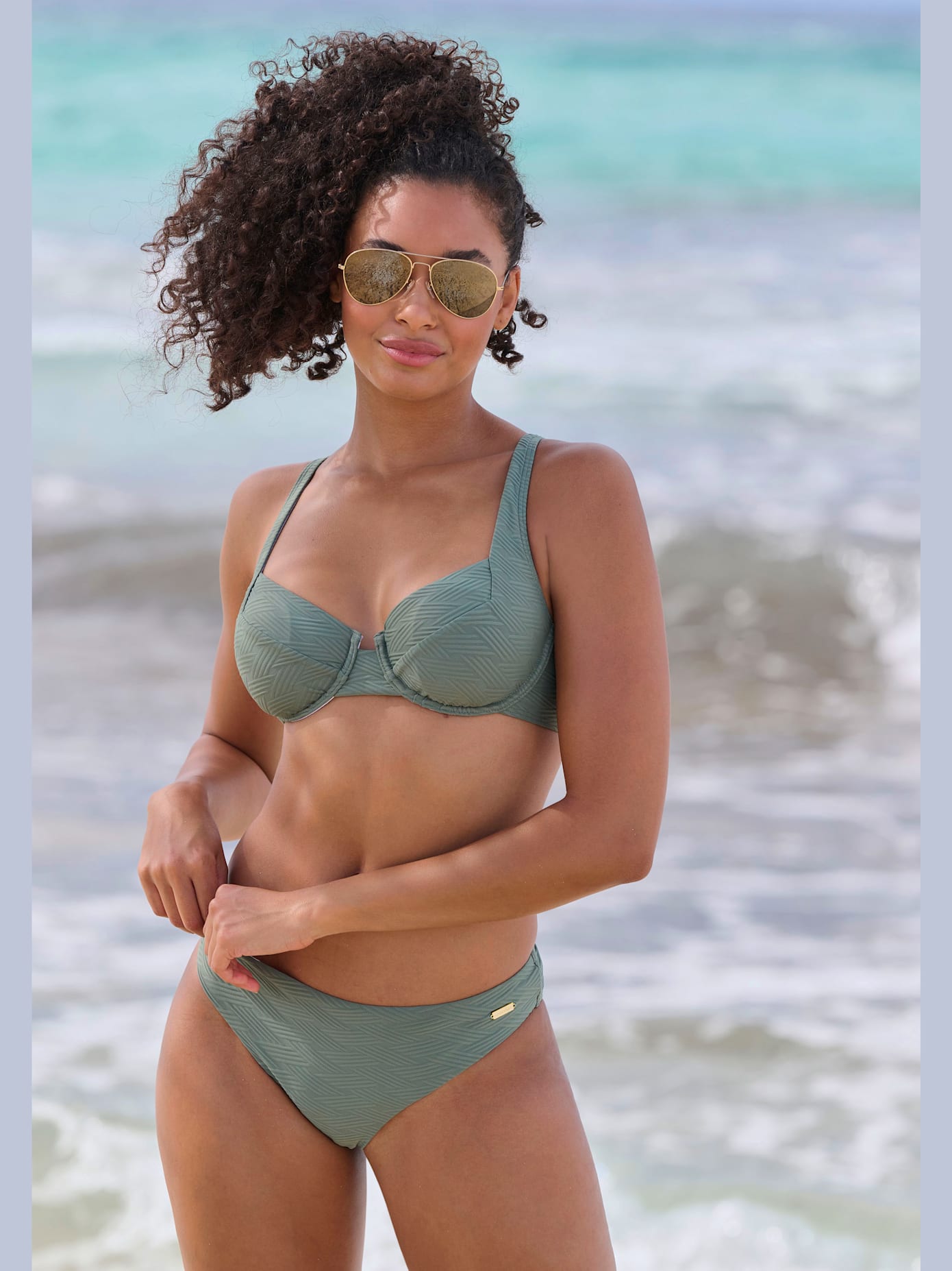 Haut de maillot de bain à armatures matière structurée aux couleurs tendances