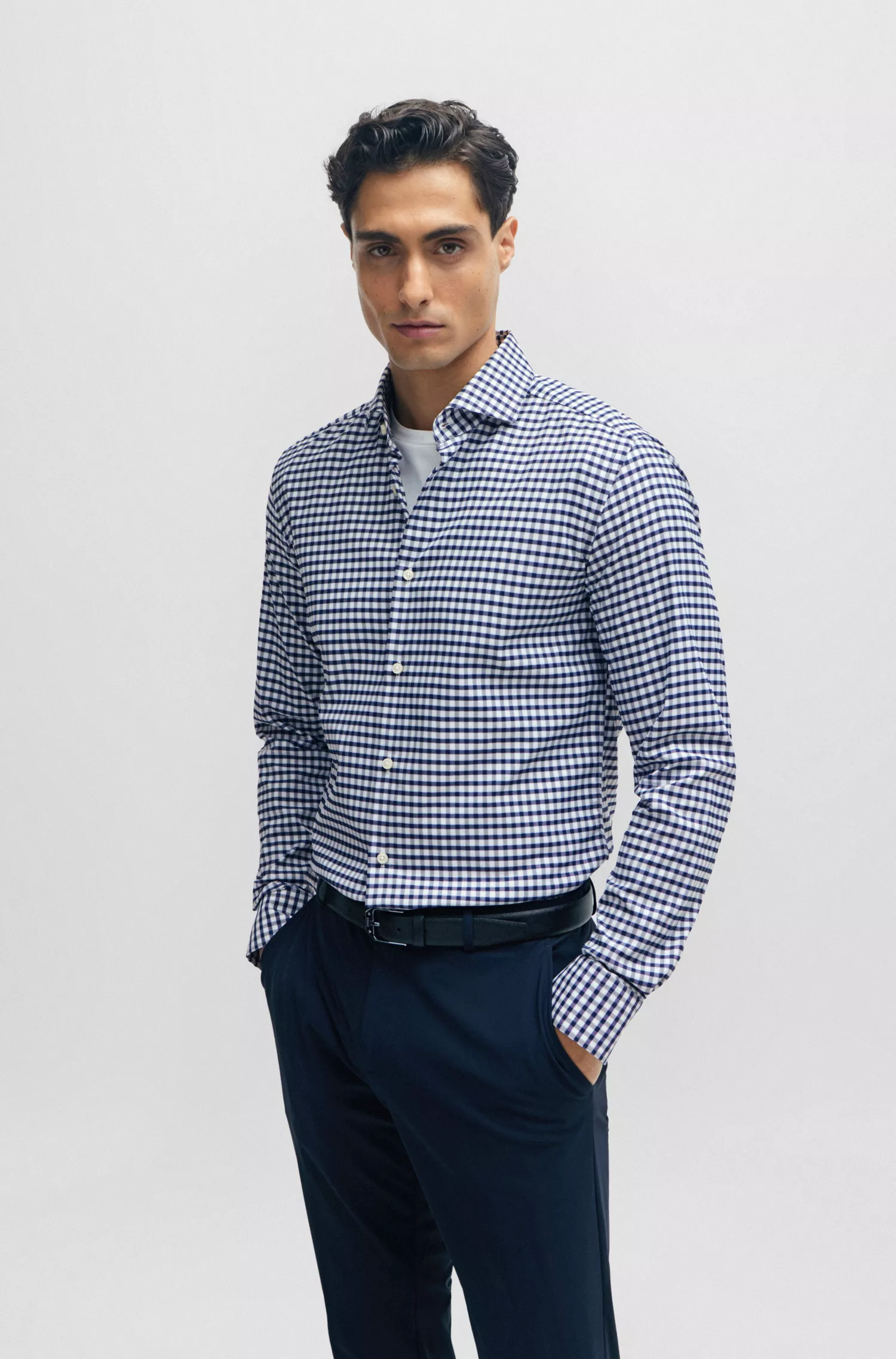 Camisa BOSS preta de corte slim em tecido xadrez de alta performance com elasticidade.