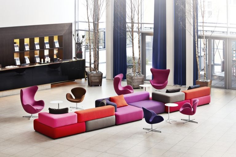 Fritz Hansen Little Friend verstelbare bijzettafel met laminaat tafelblad wit 45