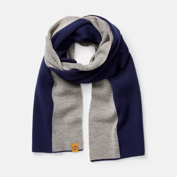 Conjunto de presente feminino com gorro e cachecol em blocos de cores na cor azul marinho.