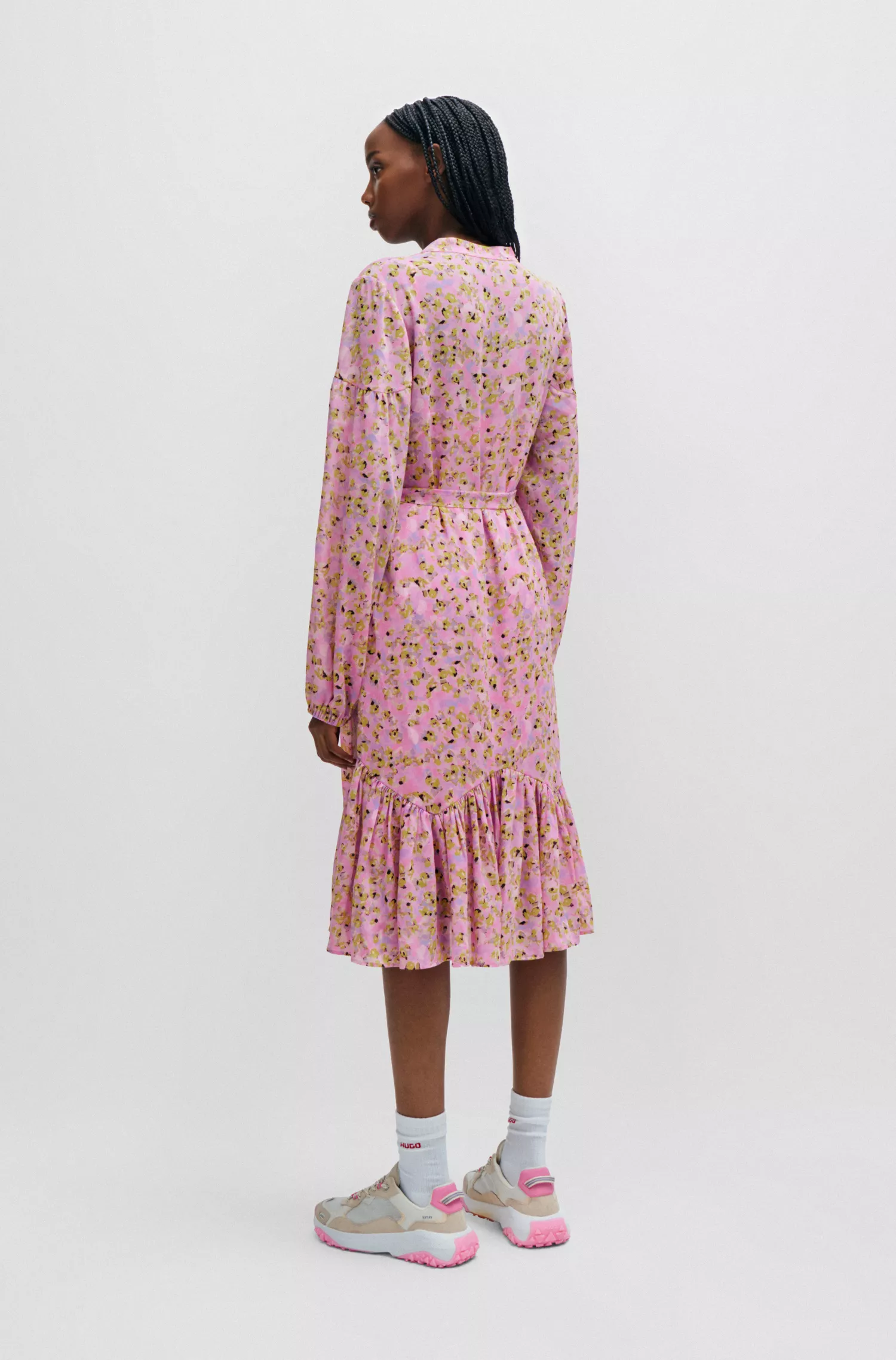 Vestido HUGO vermelho com estampa floral e mangas volumosas.