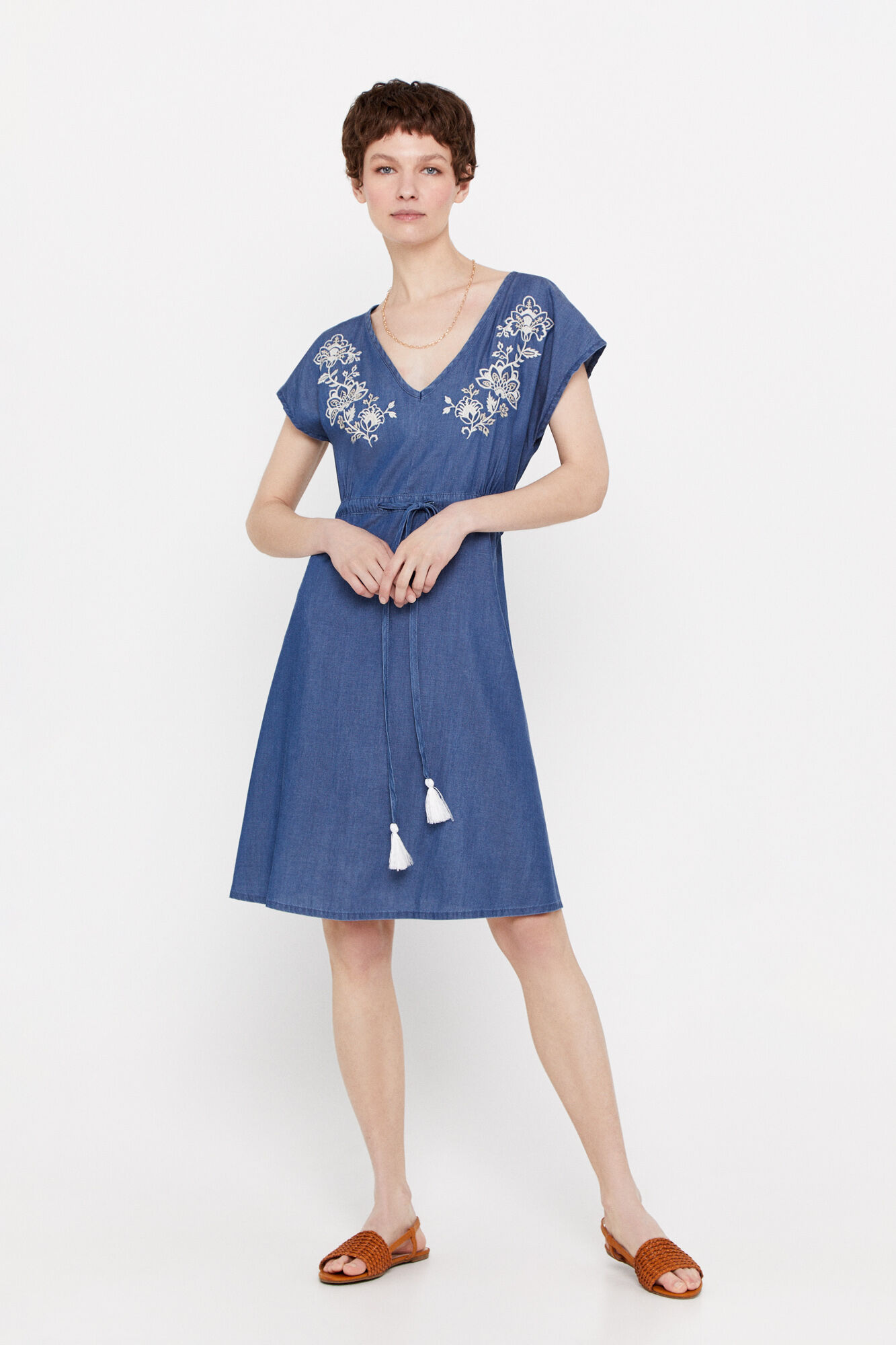 Vestido bordado em tencel - Azul