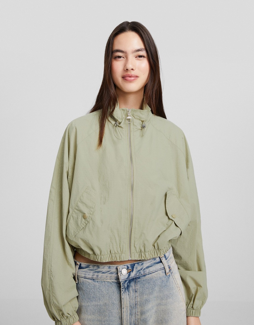 Jaqueta cropped texturizada em nylon ripstop