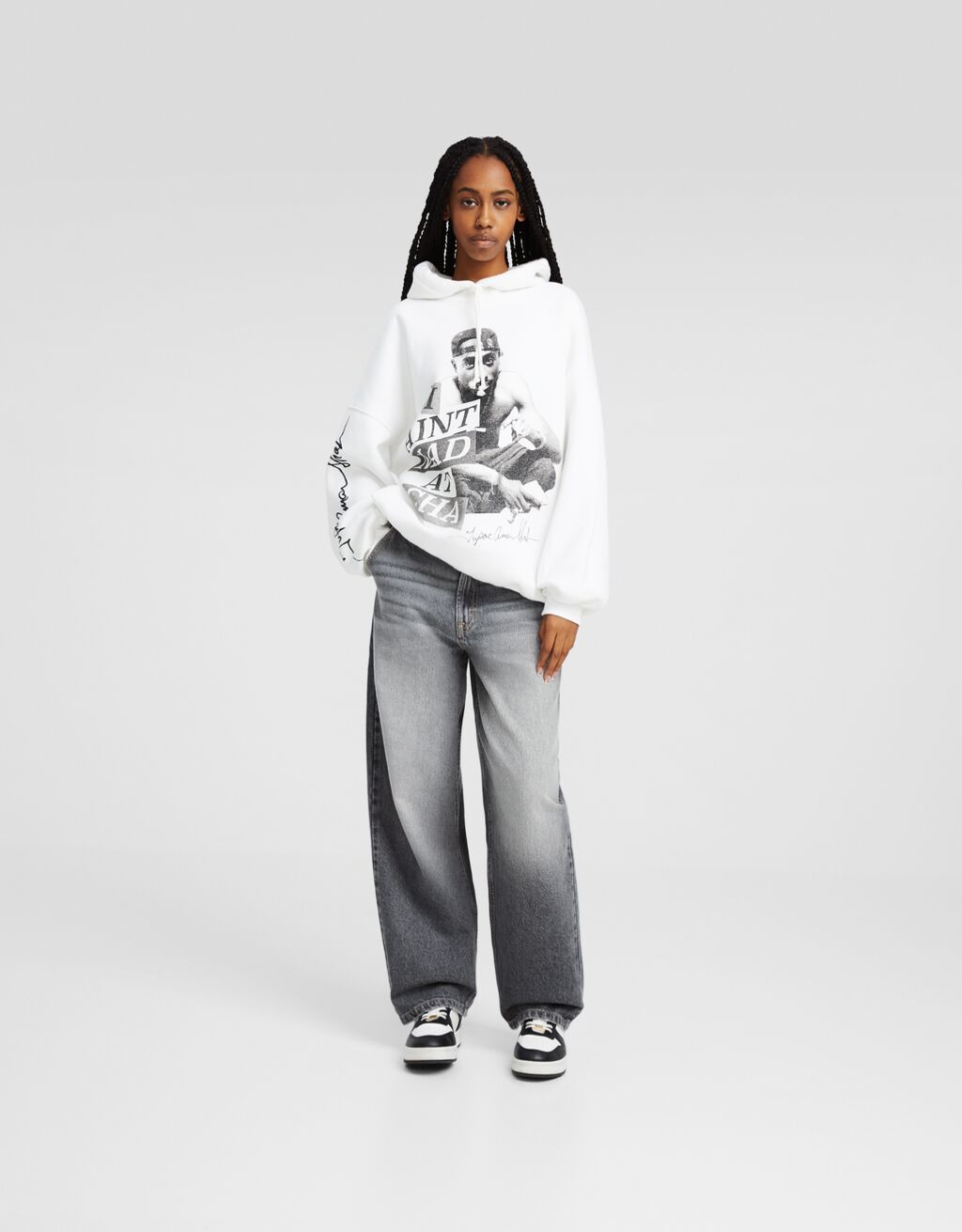 calça jeans estilo skater com efeito desbotado
