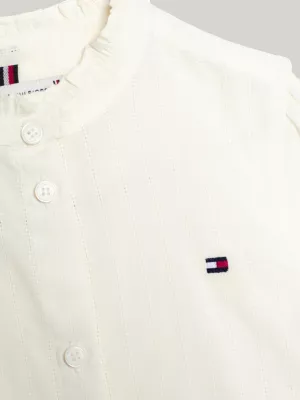 Camisa de corte regular com gola franzida e detalhes em renda.