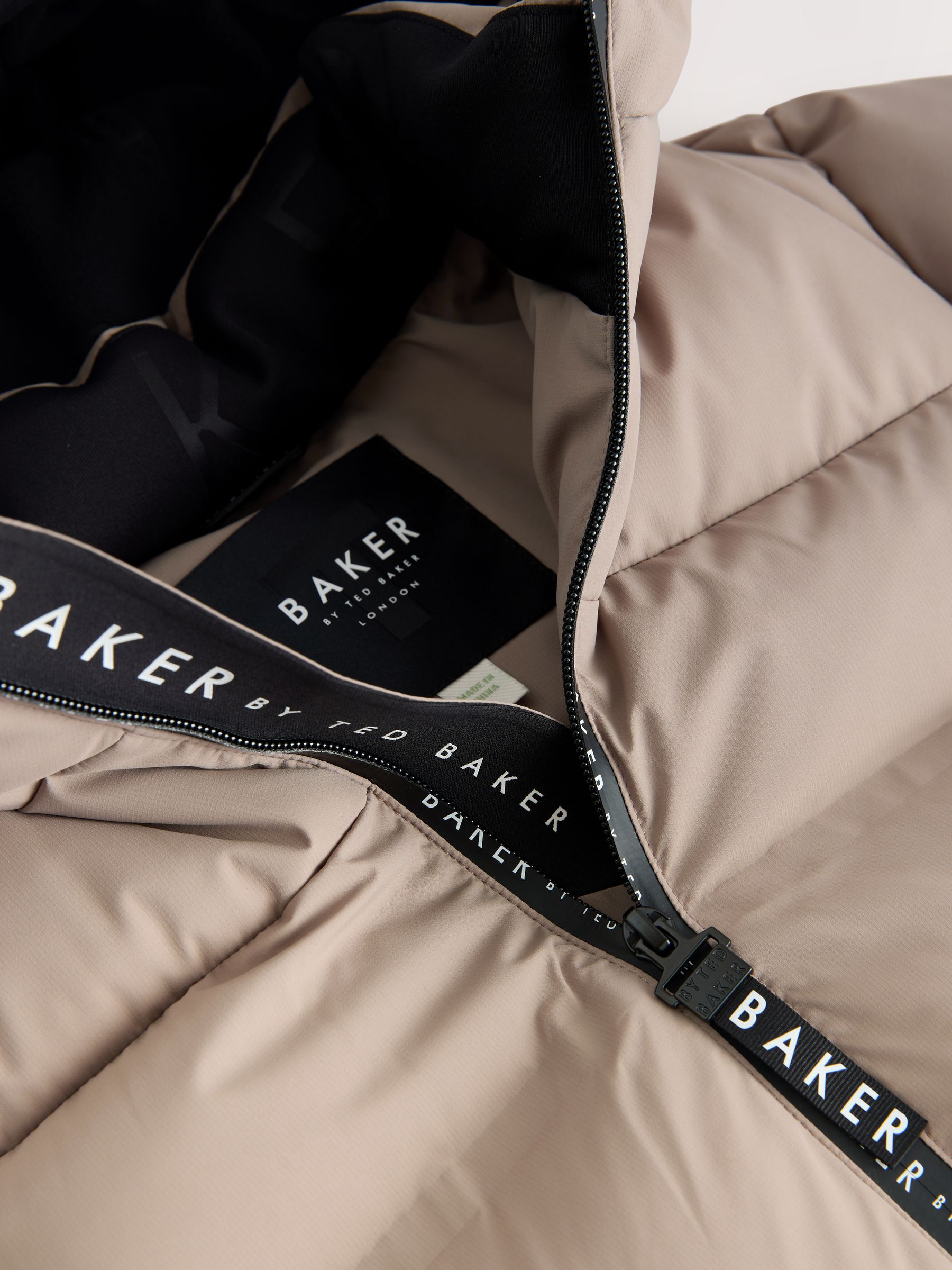Baker by Ted Baker Baker by Ted Baker regenbestendige lange gewatteerde jas in stone