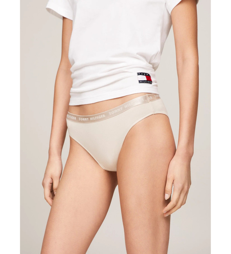 Conjunto de 3 tangas Tommy Hilfiger nas cores rosa, cinza e bege.