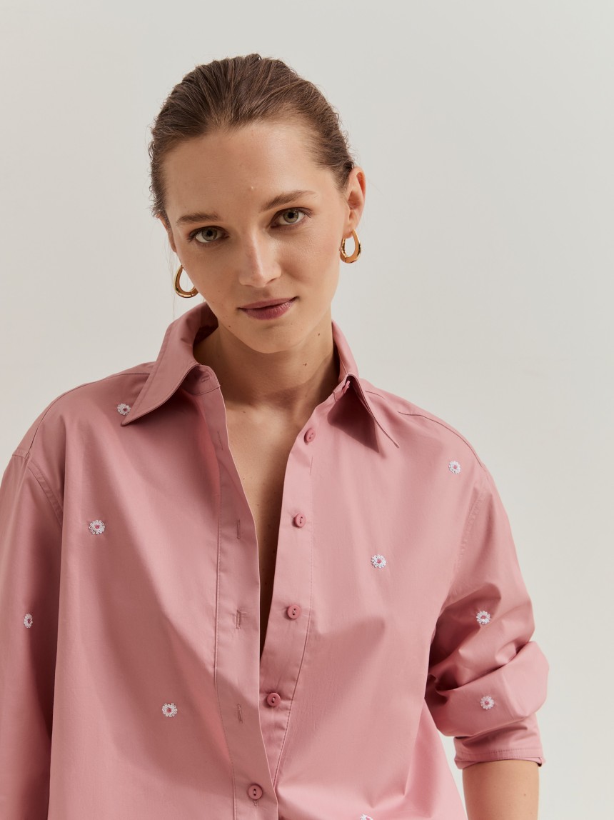 Camisa com flores bordadas em lantejoulas