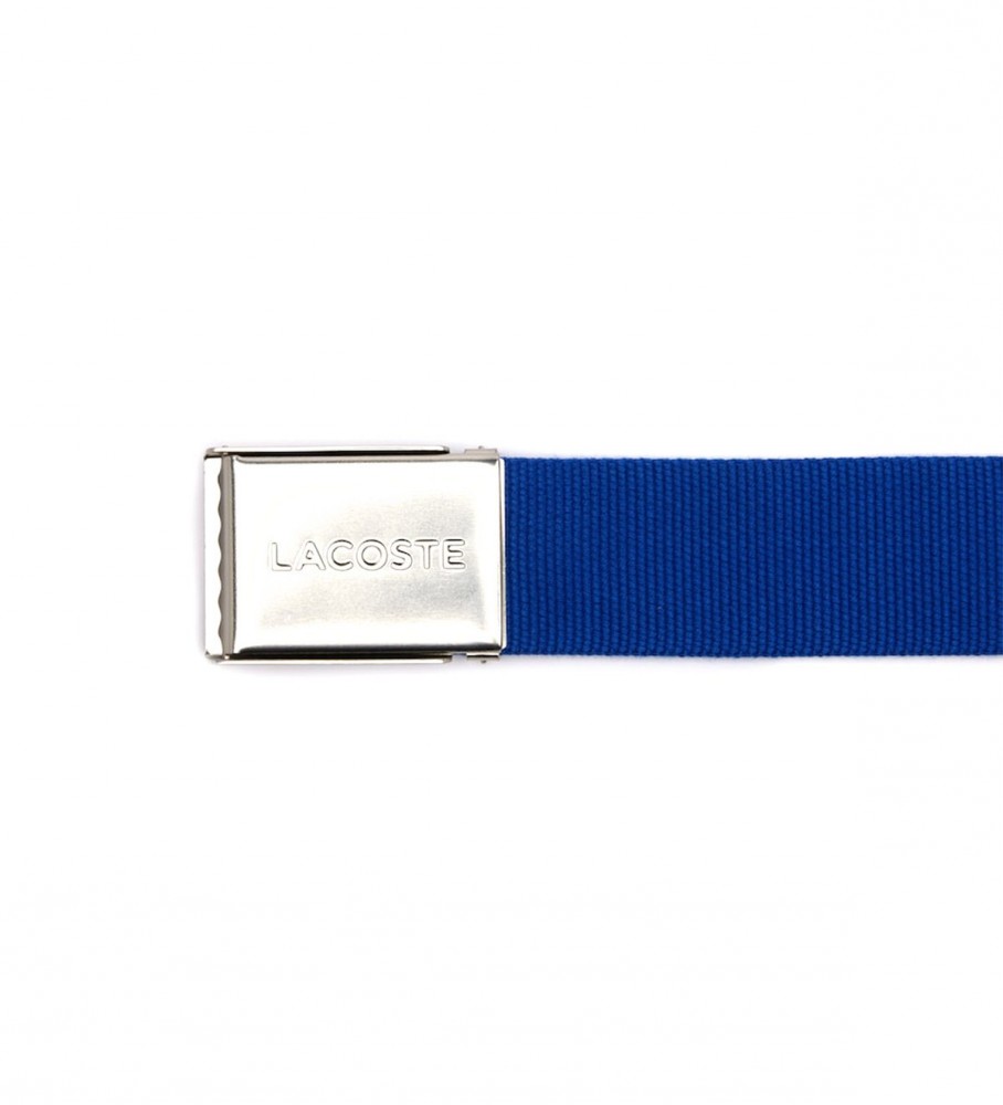 Cinto Lacoste com fivela azul gravada.