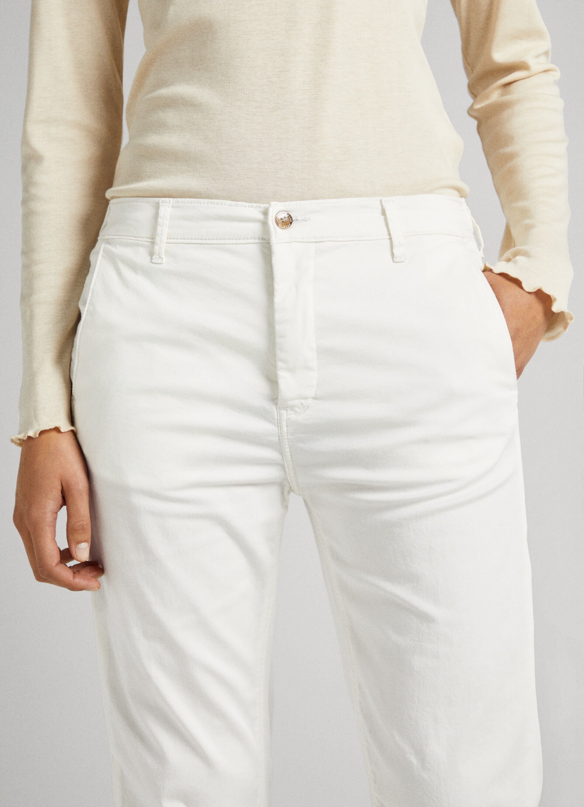 Calça chino com modelagem flare - branca