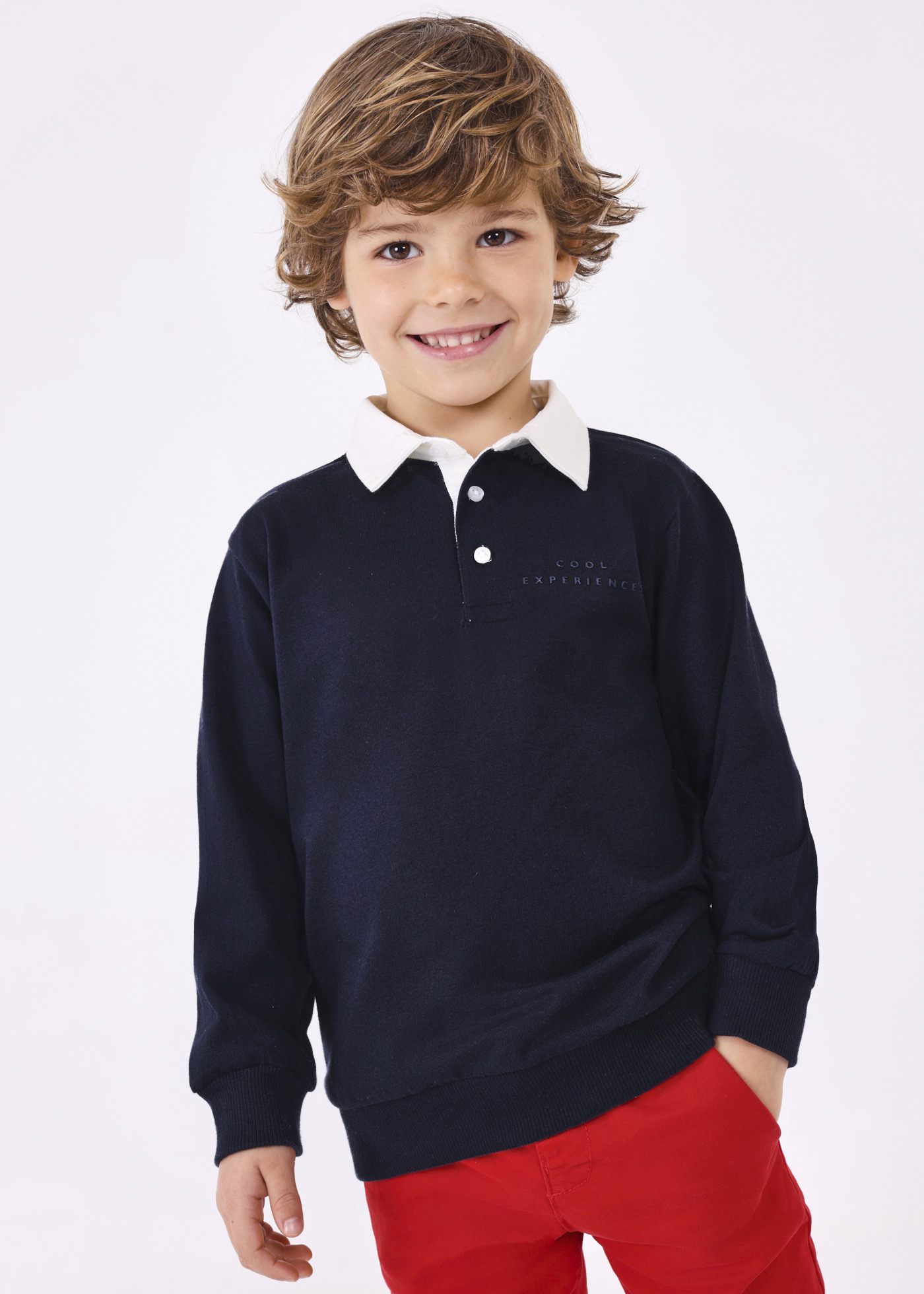 Camisa polo infantil Better Cotton com gola contrastante.