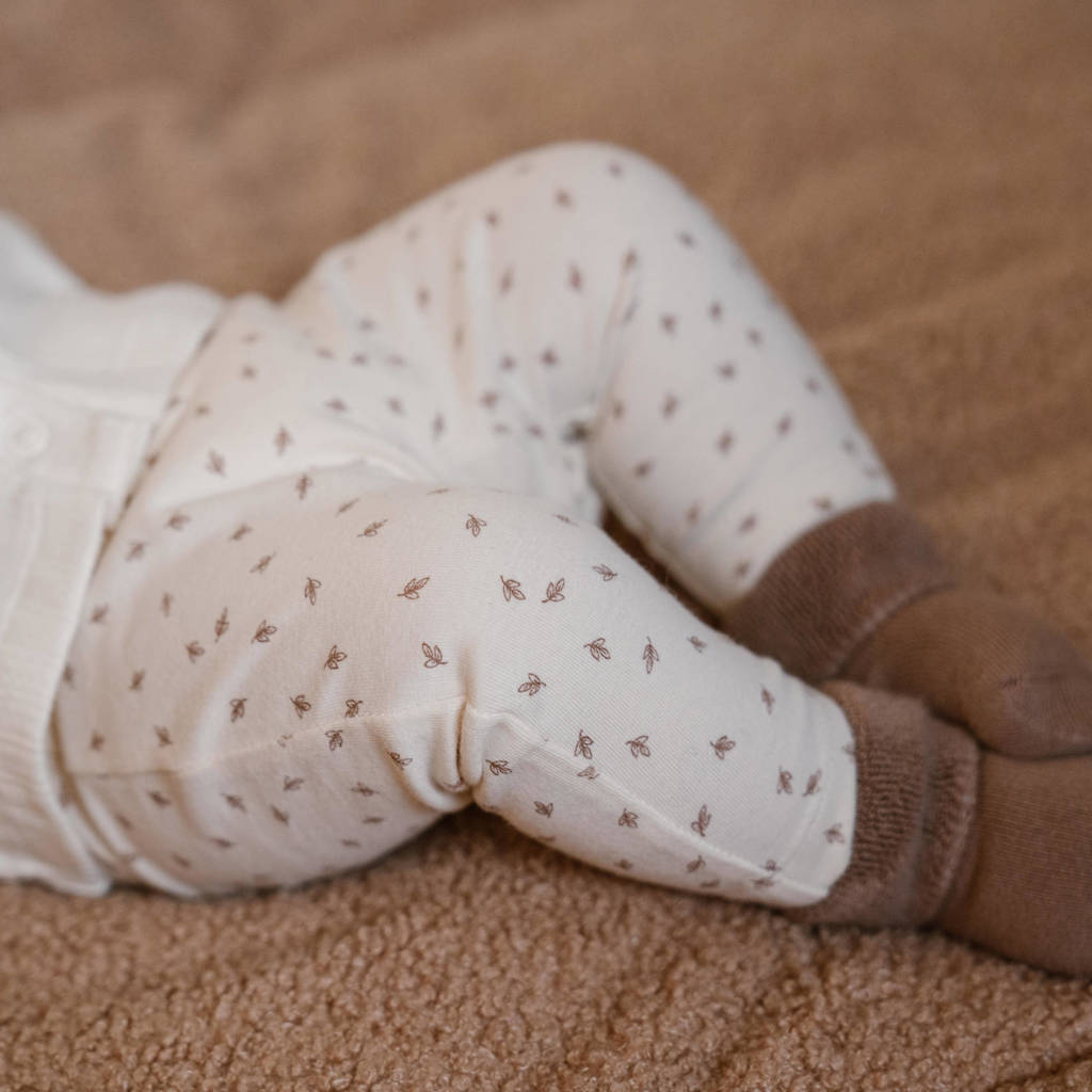 Dirkje baby broek met all over print offwhite/bruin