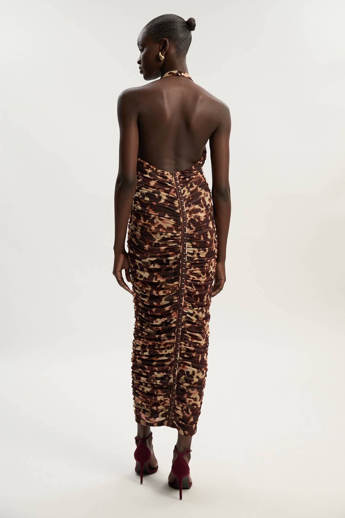 KarenMillen Robe Mi-Longue en Maille à Imprimé Léopard avec Décolleté Plongeant et Col Licou