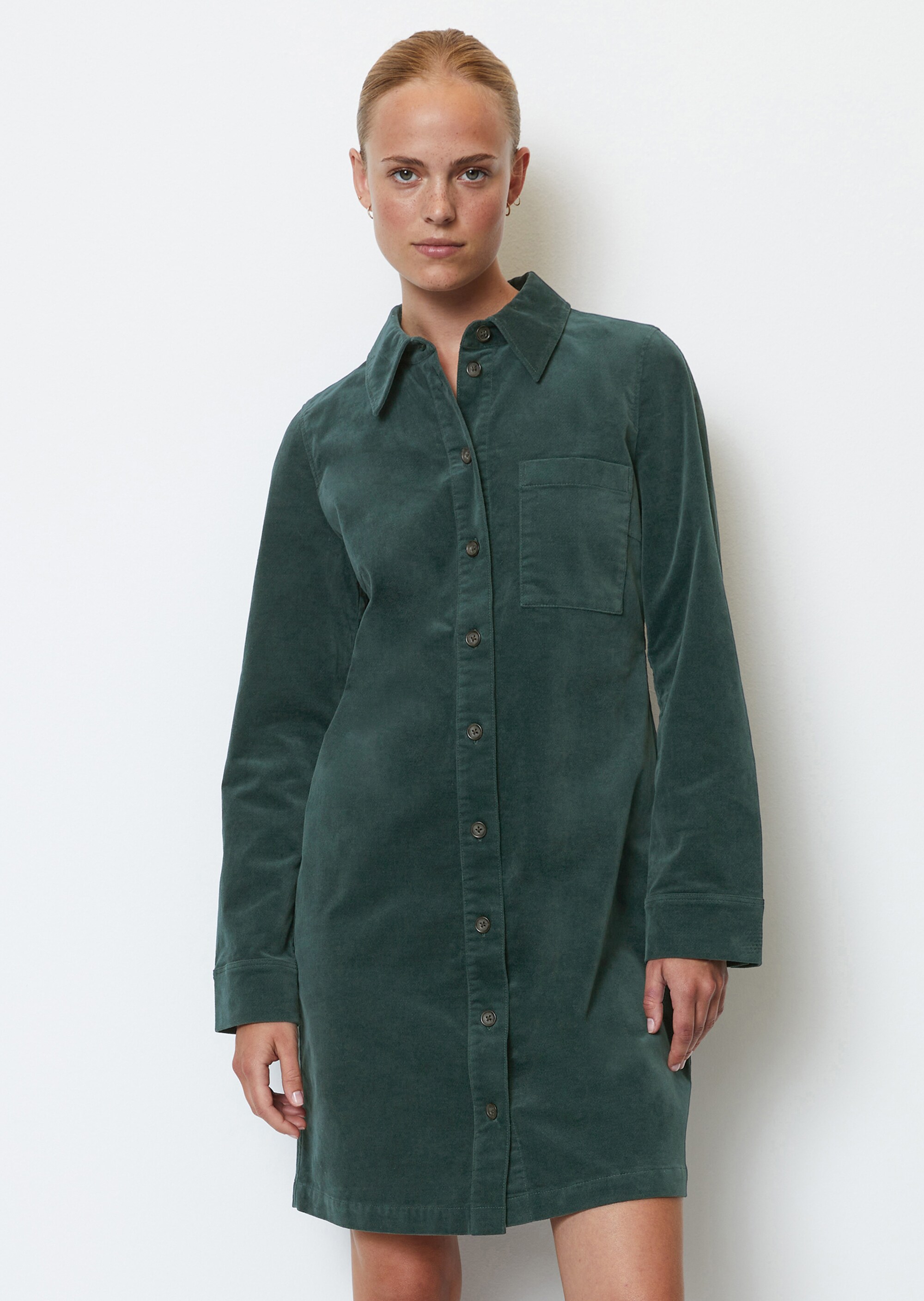 Kurzes Hemdblusenkleid straightaus stretchigem Samt