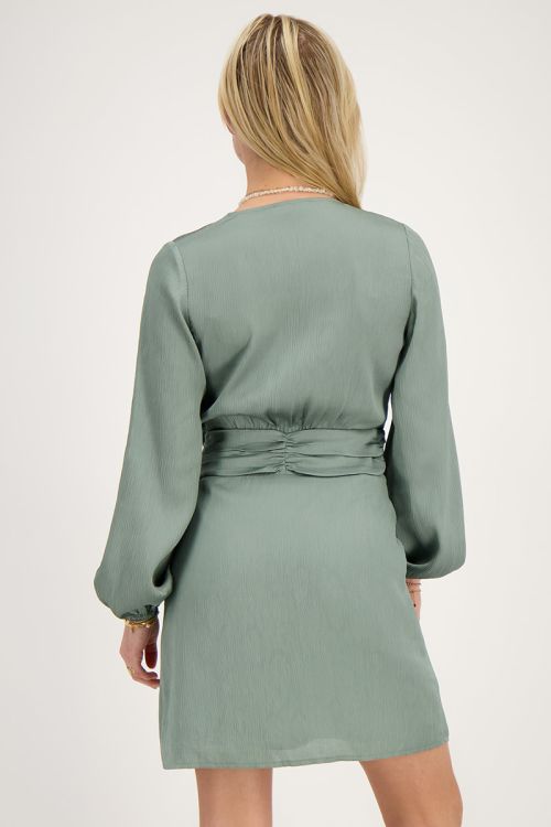 Groene wikkeljurk met gedrapeerde tailleband