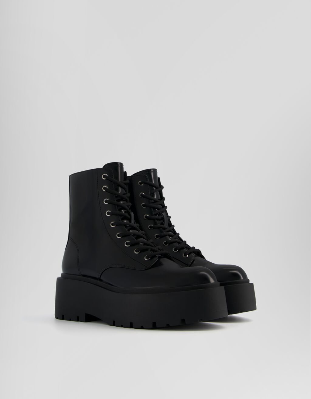 botas de cano curto com plataforma e cadarço