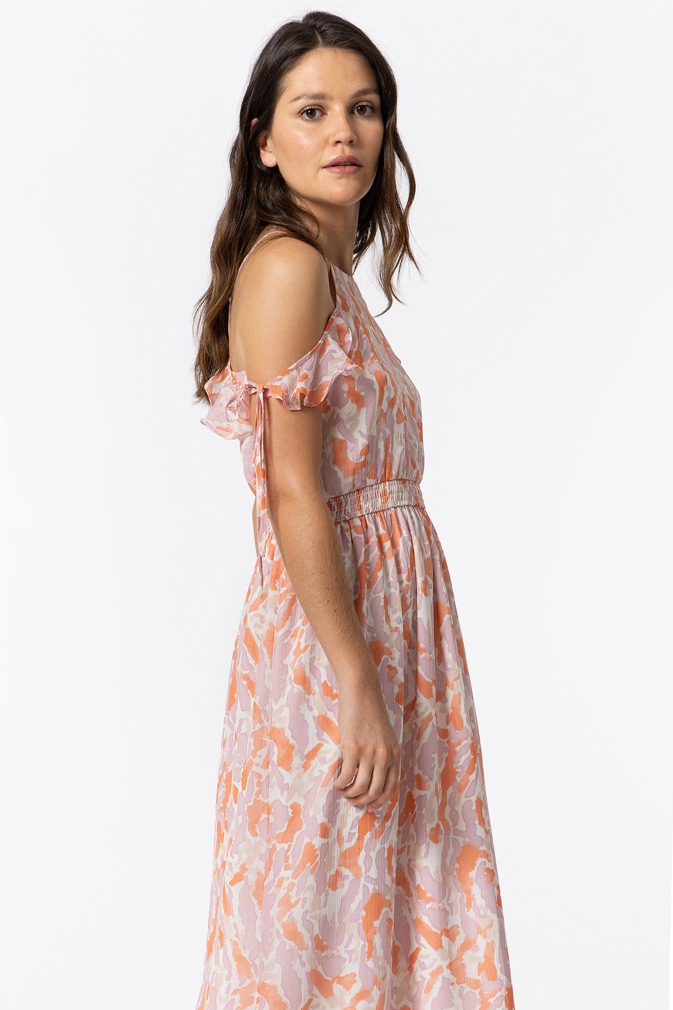Vestido longo com mangas curtas e decote redondo.