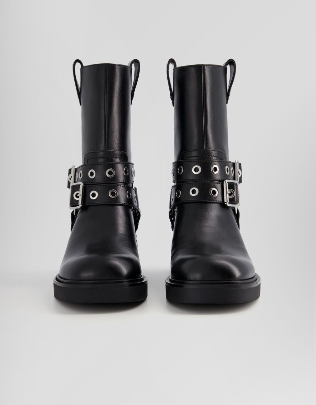Botas de cano curto estilo motociclista com detalhes de fivela
