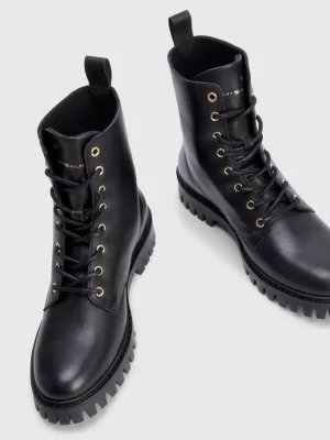 Botas de tornozelo de couro com cadarço e travas