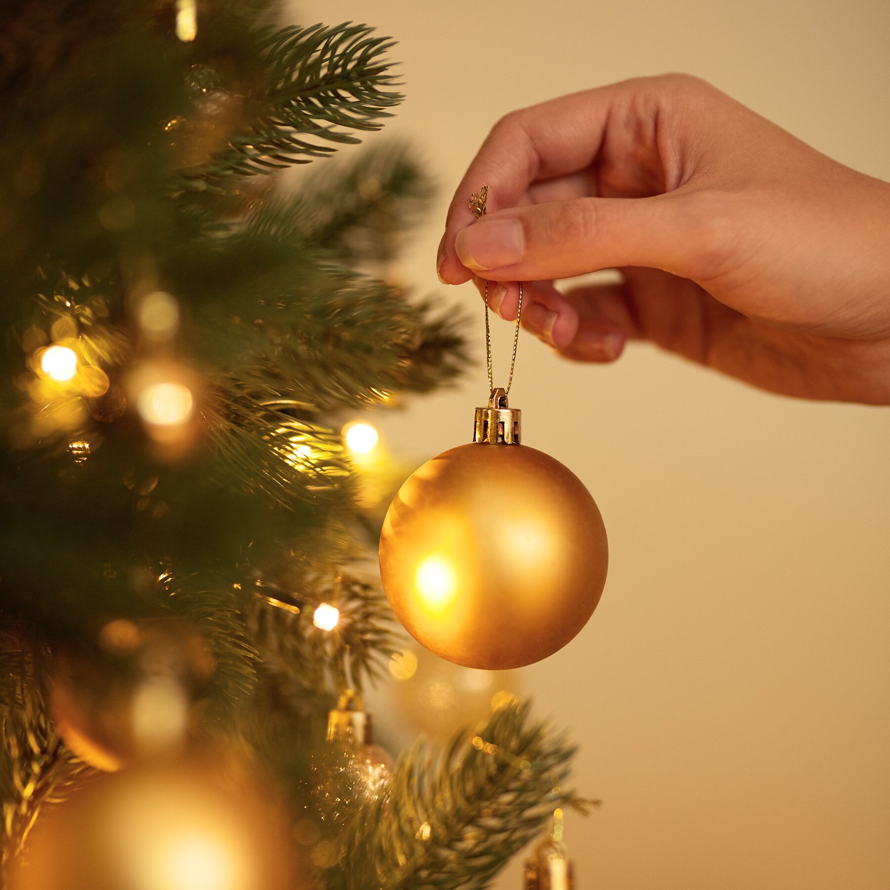tectake® Weihnachtskugeln, 24er-Set in Weiß und Gold, matt, glänzend, glitzernd und transparent, Durchmesser 4 cm