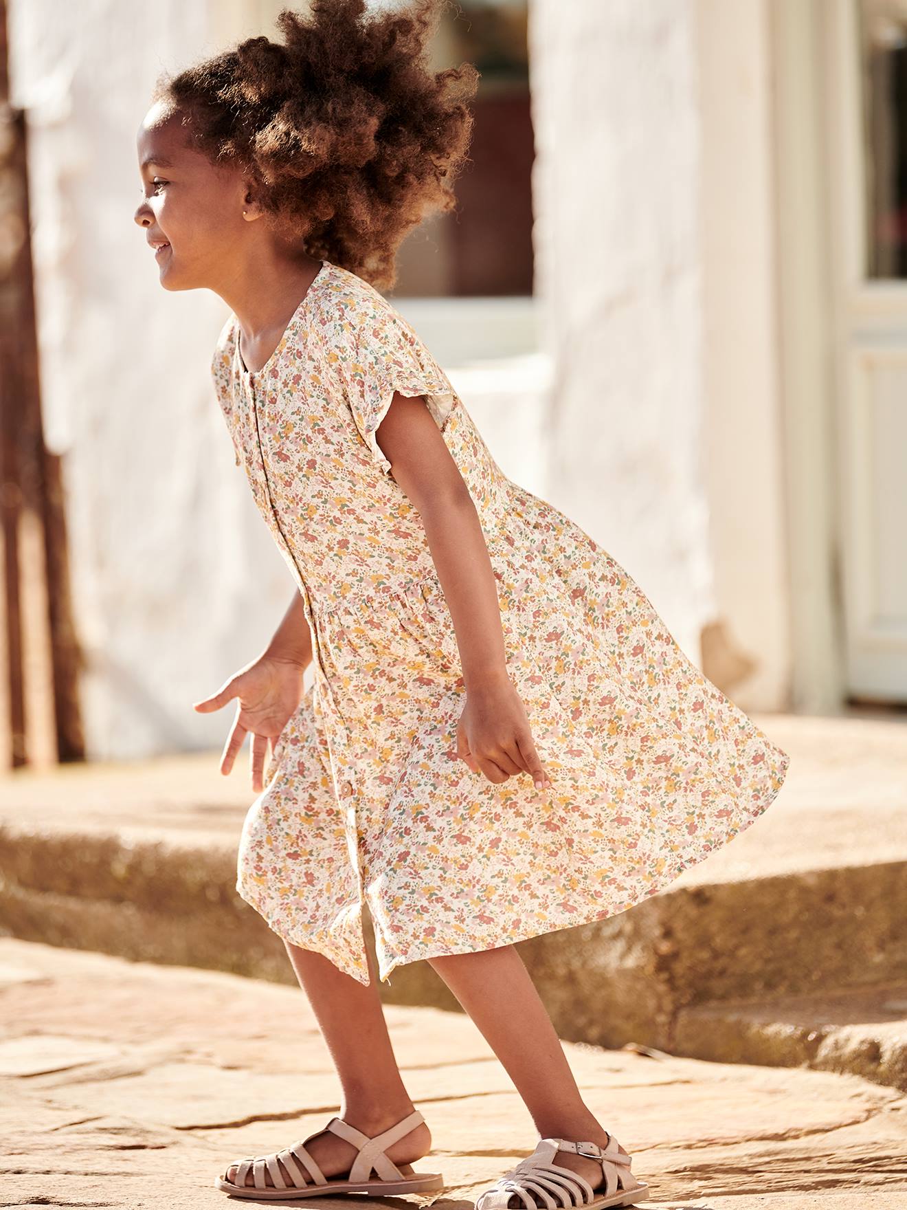 Vestido com botões e estampa floral, para meninas, na cor bege claro.