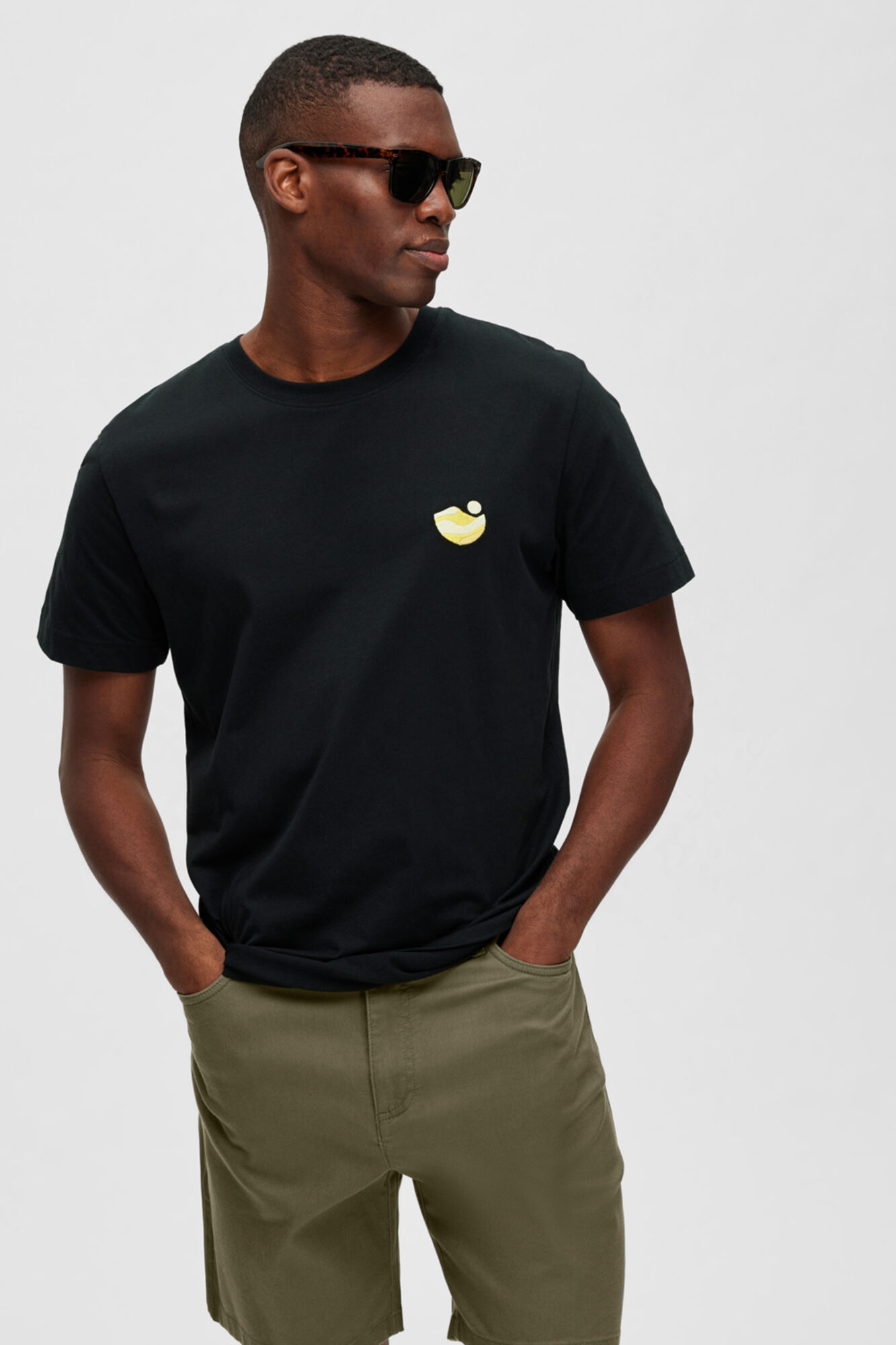 Camiseta de algodão orgânico com detalhes bordados - Preta