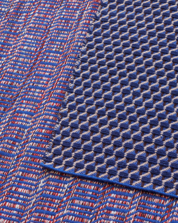 Hay Channel vloerkleed 60x200 blauw/wit