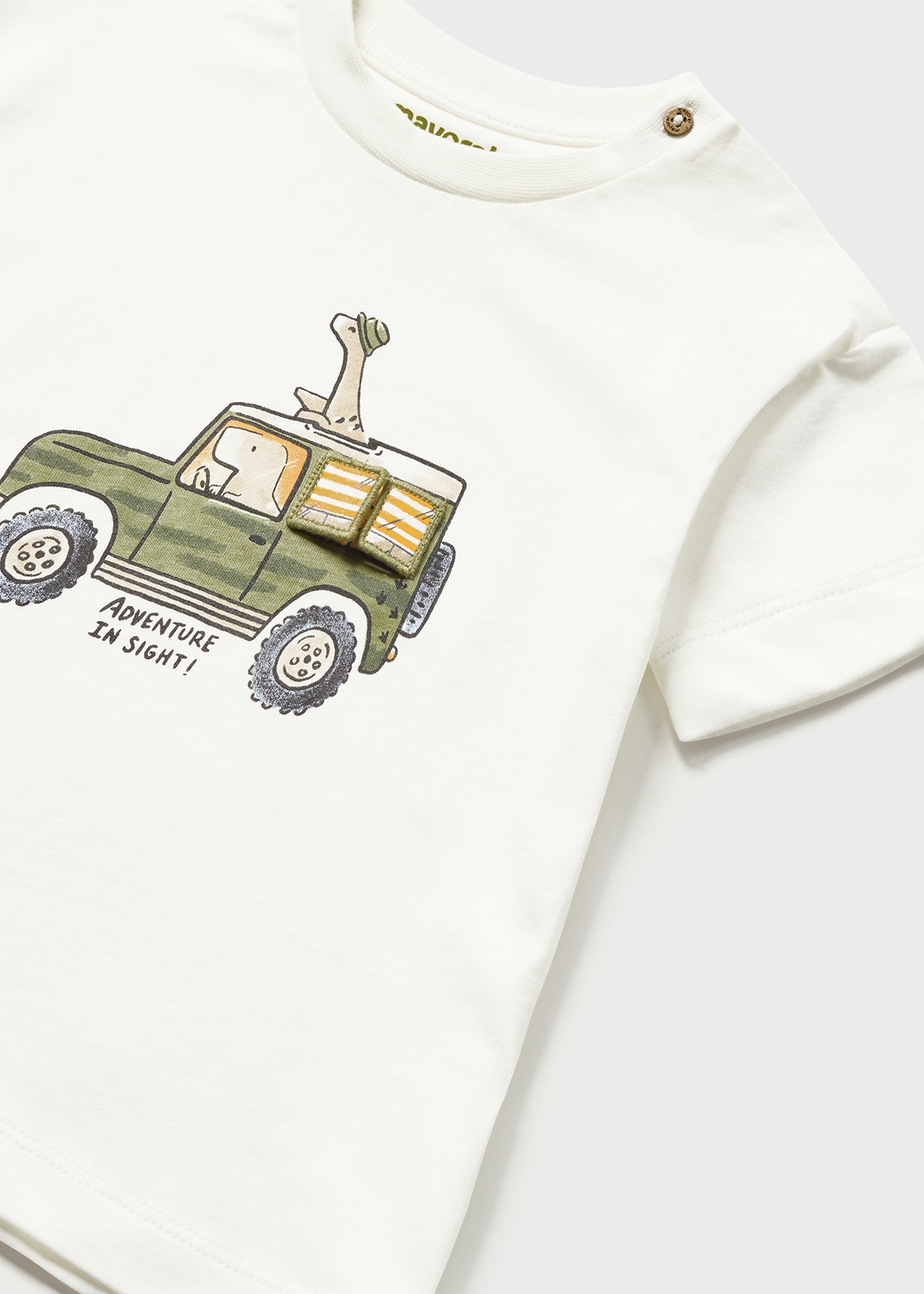 Camiseta infantil com estampa interativa feita de algodão sustentável.