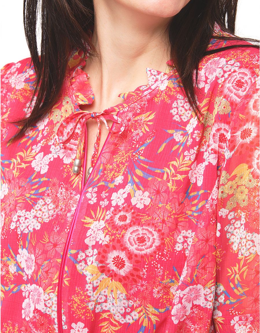 Robe rouge florale