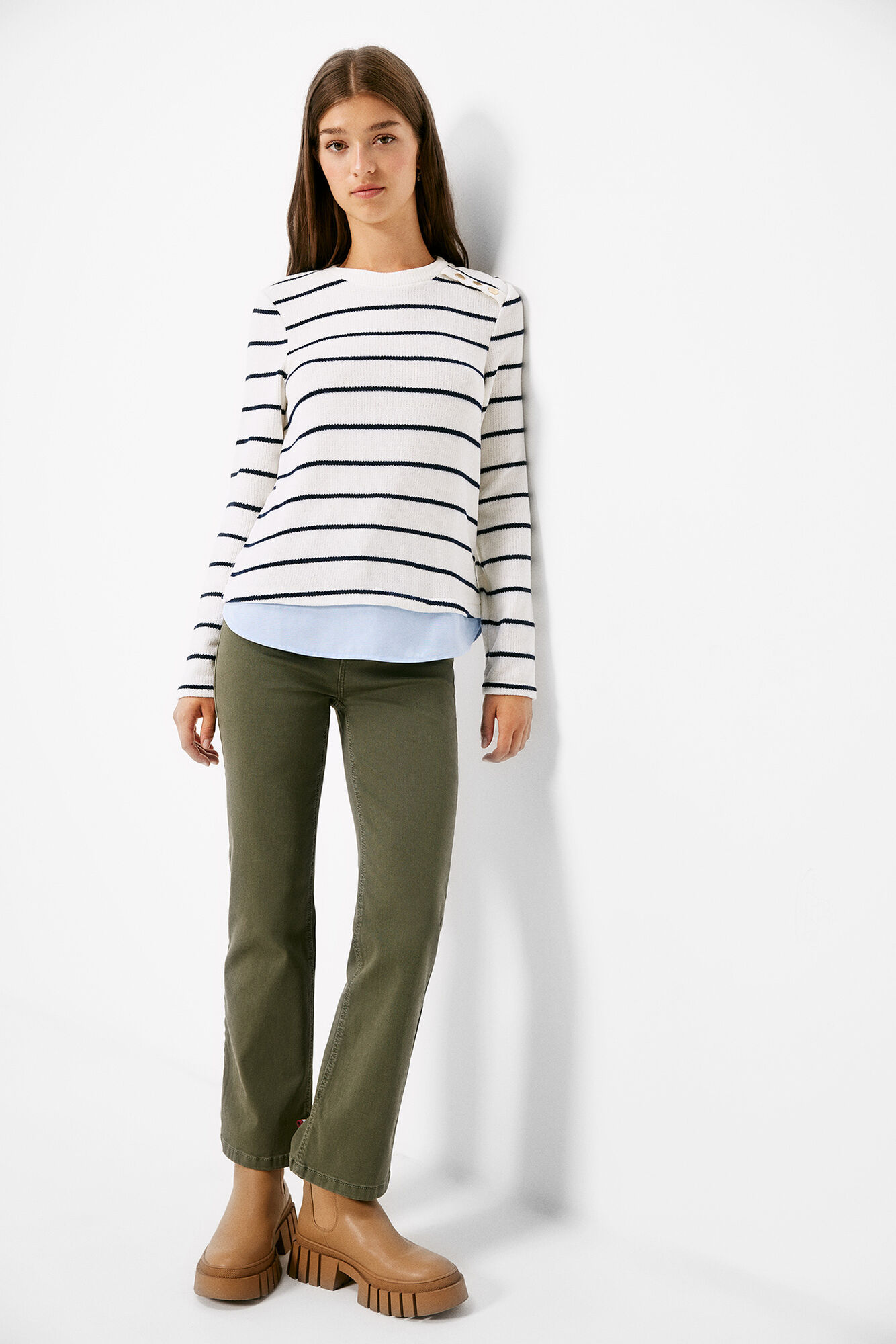 Calça jeans flare Kck com lavagem sustentável