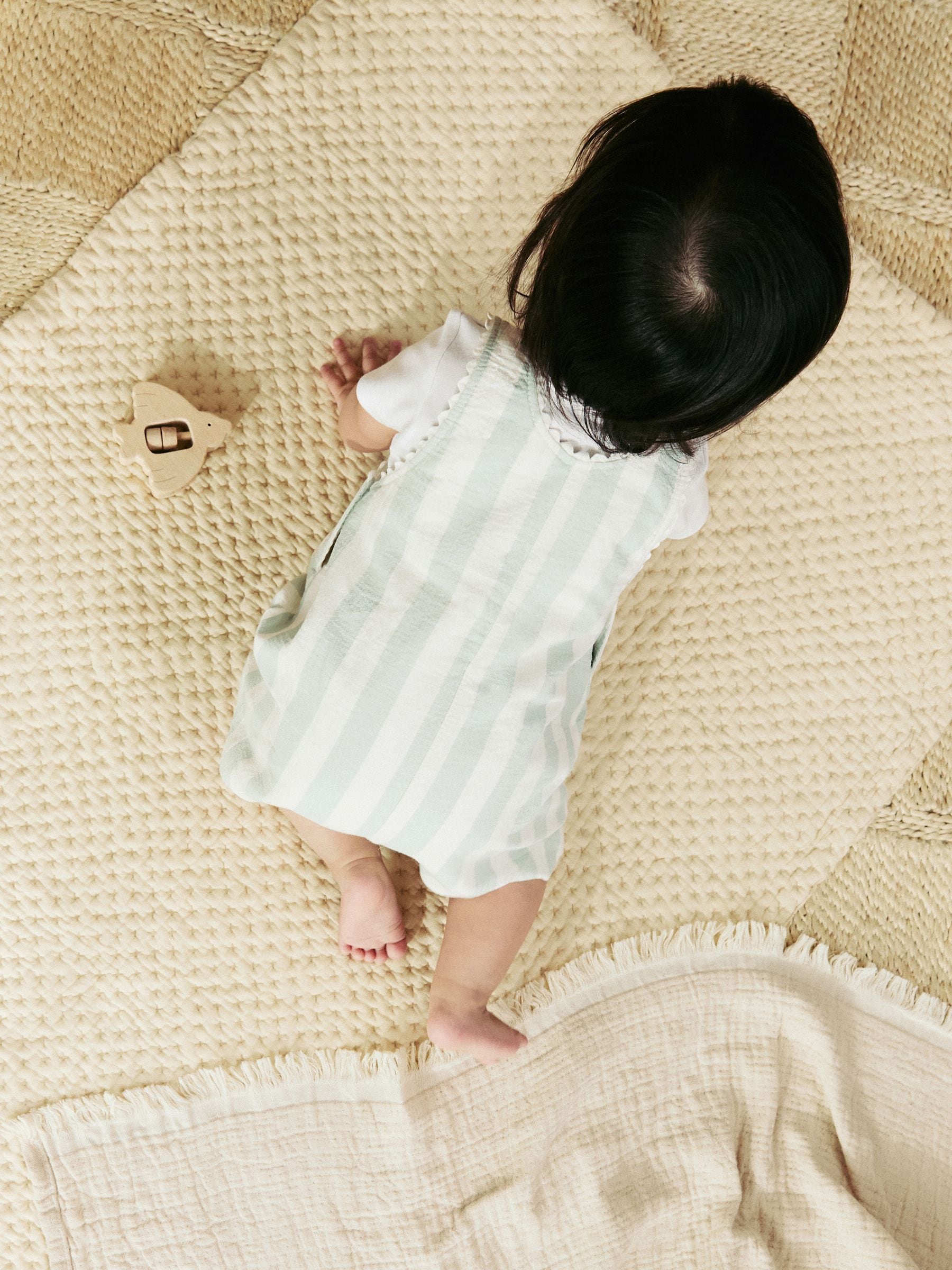 Mintgroen gestreept - Babyset van rompertje met korte mouwen en bretelbroek (0mnd -2jr)