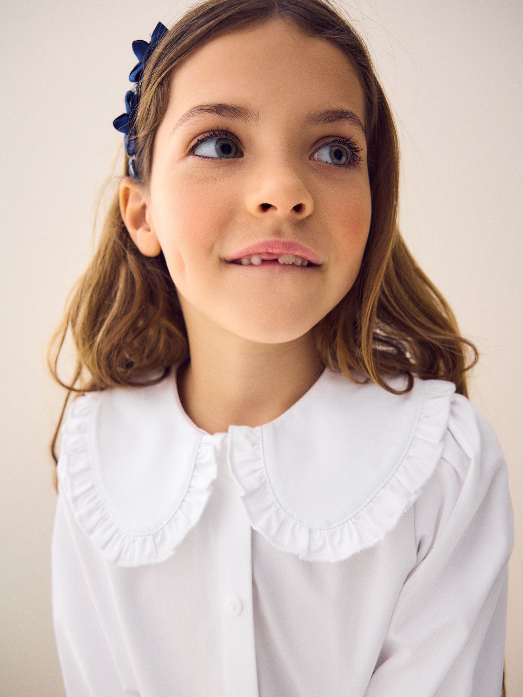 Wit - Schoolblouse met klittenbandsluiting, kraag met ruches en hoog aandeel katoen (3-14jr)