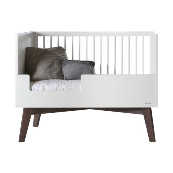 Kidsmill Sixties Babybed Wit Mat / Walnoot 60 x 120 cm