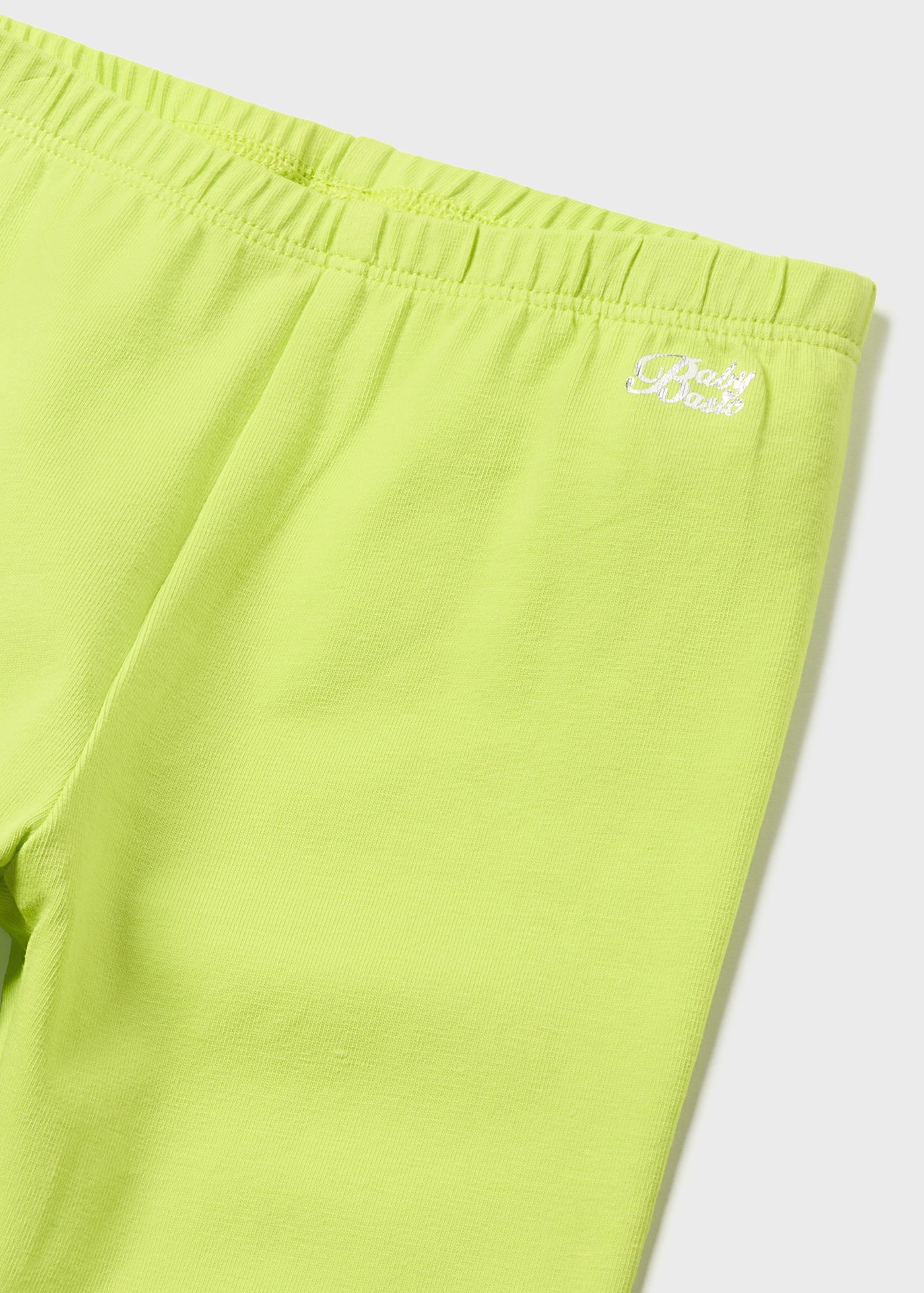Calças legging curtas básicas para bebês, feitas de algodão sustentável.