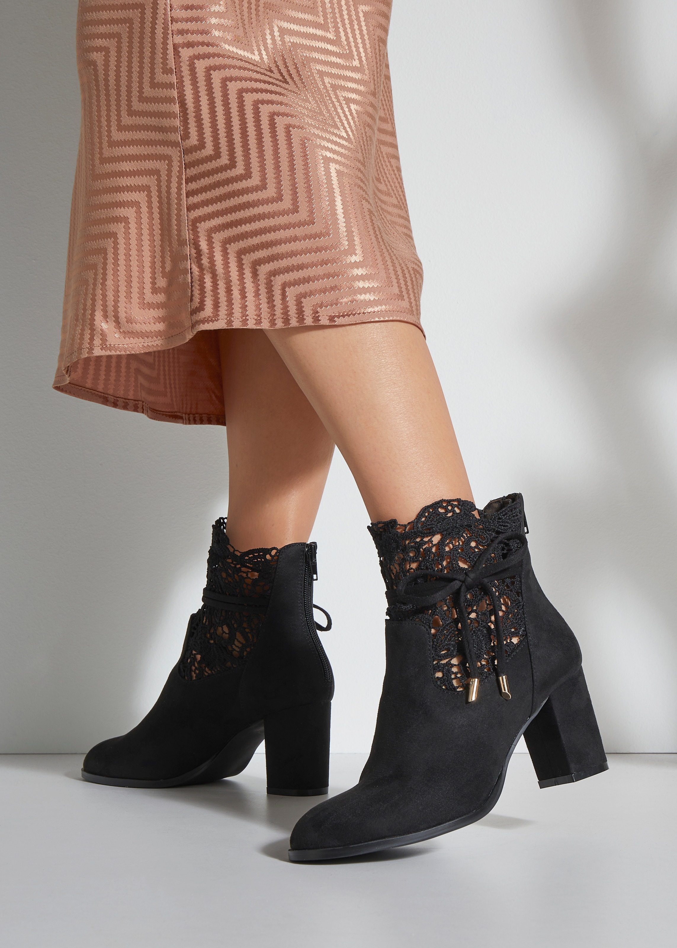 LASCANA High-Heel-Stiefelette  mit modischer Spitze und bequemen Blockabsatz, Ankle Boot, Stiefel