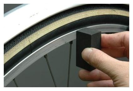 Gomme Nettoyante Hozan pour Bande de Freinage sur Jante Aluminium