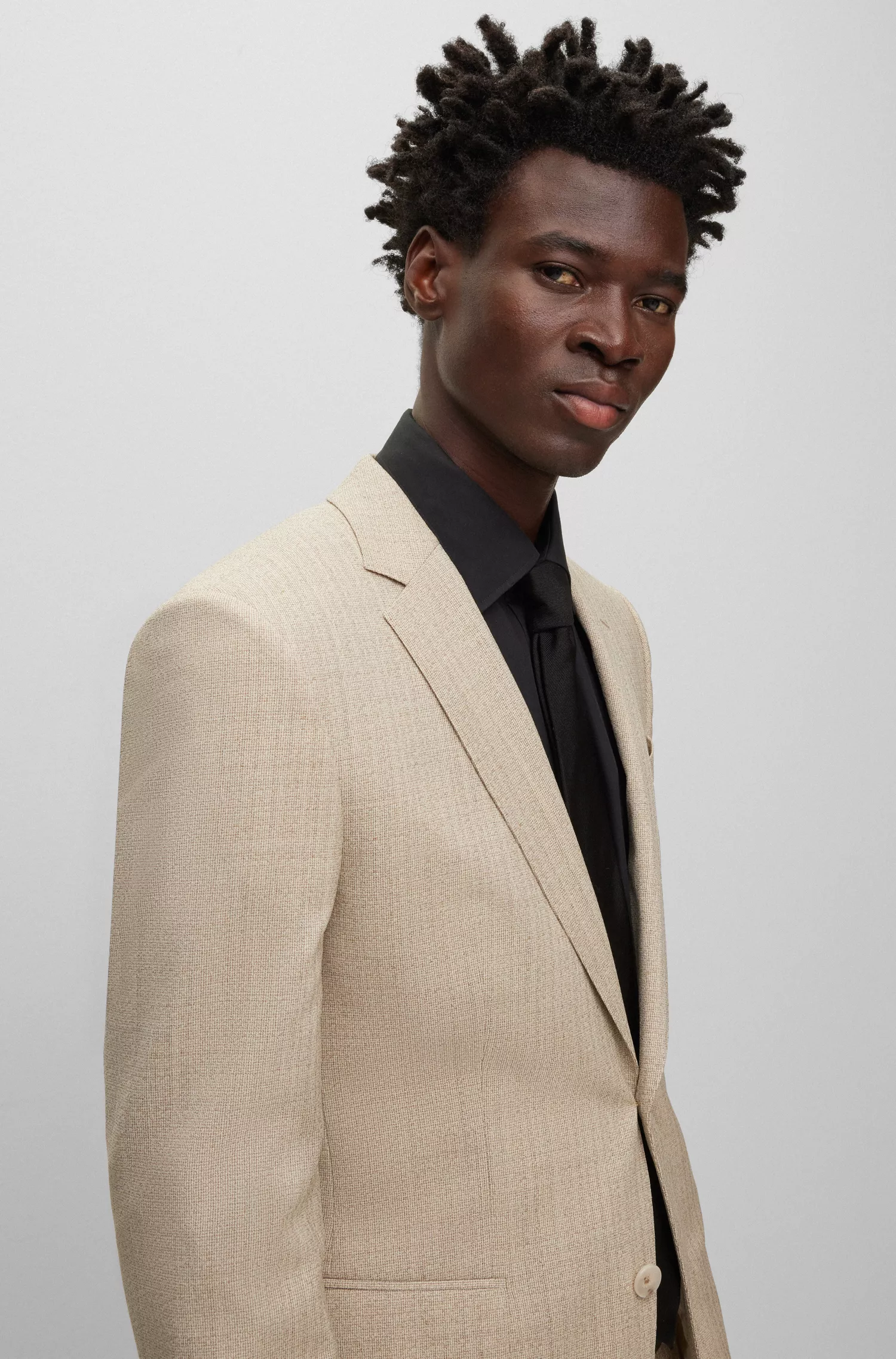 Terno BOSS preto, corte slim, em lã elástica com microestampa.